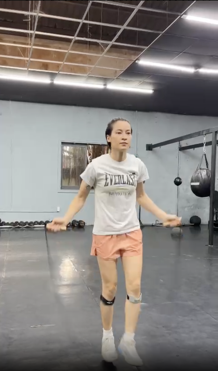 Vận động viên thể hình cùng dây nhảy IRON X